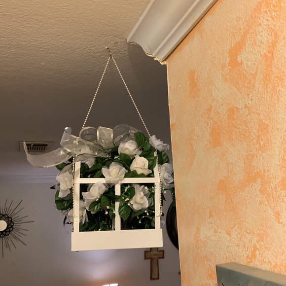 Accents | Nwot Elegant White Rose Hanging Arrangement In A Metal Frame ...